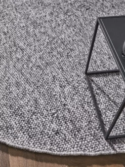 Handweb-Teppich, Dark Grey 11 Handweb-Teppich, Dark Grey -KIBEK Verkäufe Tjaellmo HandwebTeppich Dunkelgrau DarkGrey 200rund lup2
